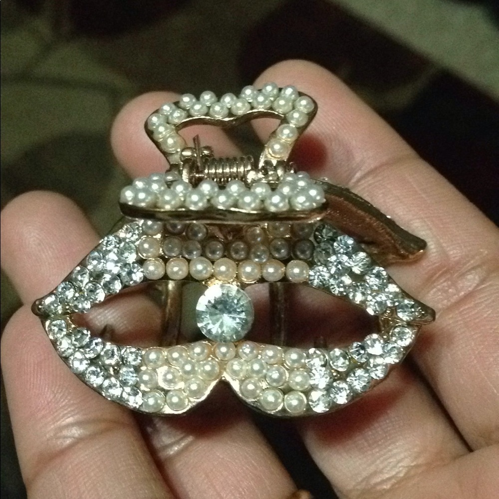 White Rhinestones and pearl gold butterfly clip